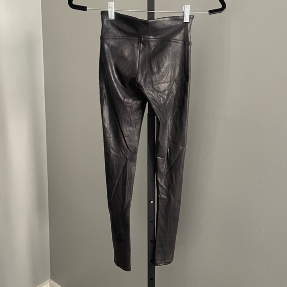 Spanx Ankle Length Faux Leather Shaper Leggings in Black Size XS - Picture 2 of 4